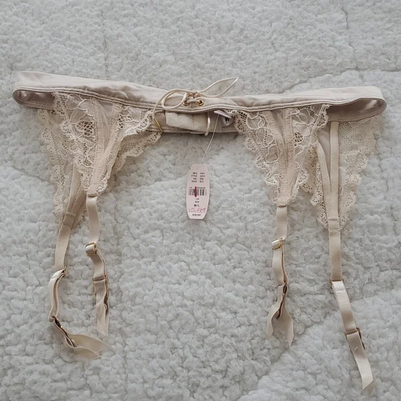 Victoria's Secret Beige/Cream Garter Belt Bundle - Picture 14 of 17